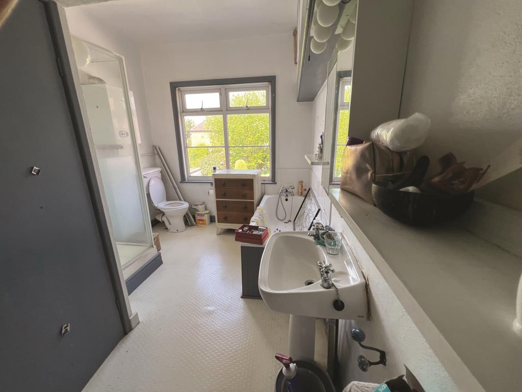 Lot: 134 - FOUR STOREY TOWN HOUSE FOR UPDATING - General view of the family bathroom